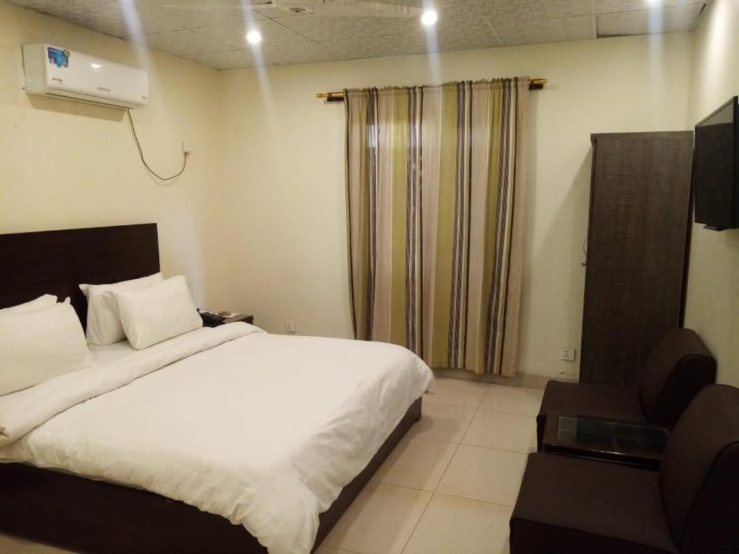 Elet Business Hotel Karachi Buitenkant foto